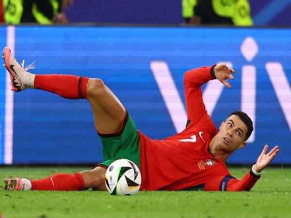 BĐ châu Âu 16/7: Ronaldo lại bị chỉ trích sau EURO