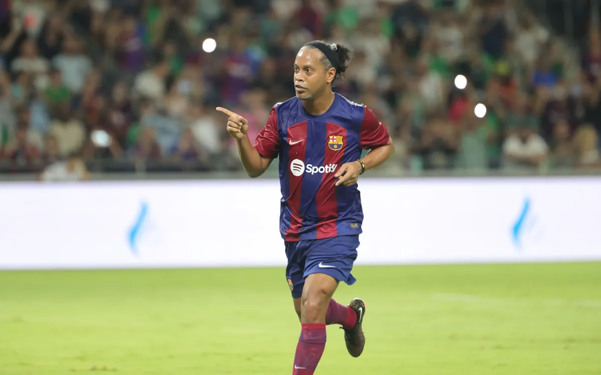 Ronaldinho: Phù Thủy Của Sân Cỏ