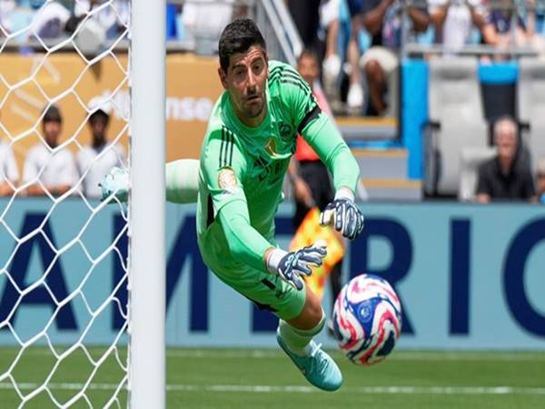Tin Real Madrid: Real Madrid phá lệ gia hạn với Thibaut Courtois