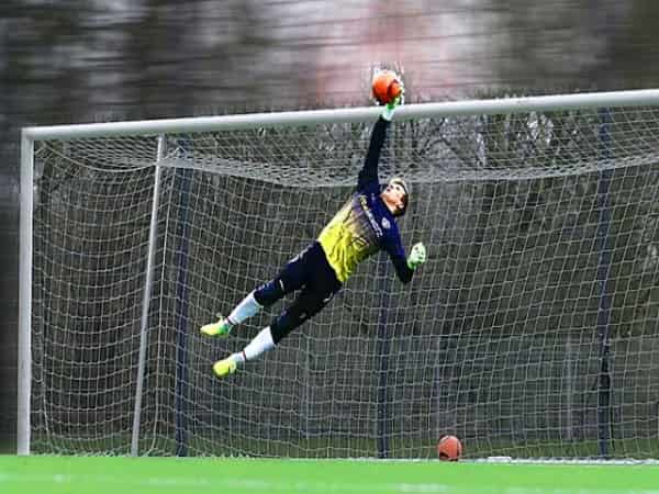 Kỹ thuật cách bay người bắt bóng của thủ môn