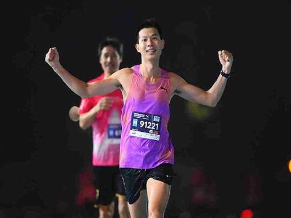 Khoảnh khắc của các runner khi về đích